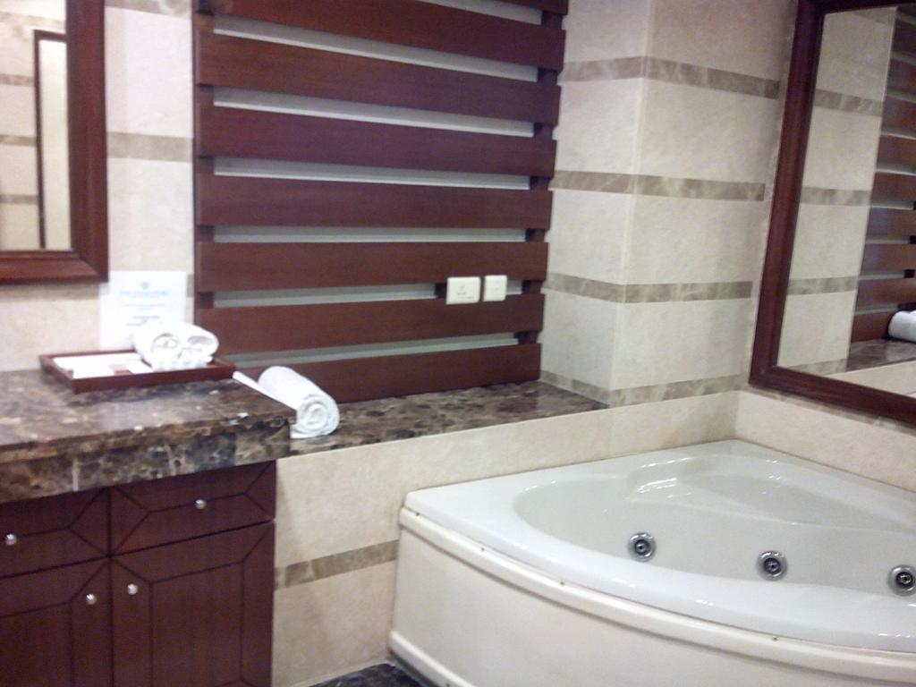 The Ocean Pearl Retreat Hotel New Delhi Buitenkant foto